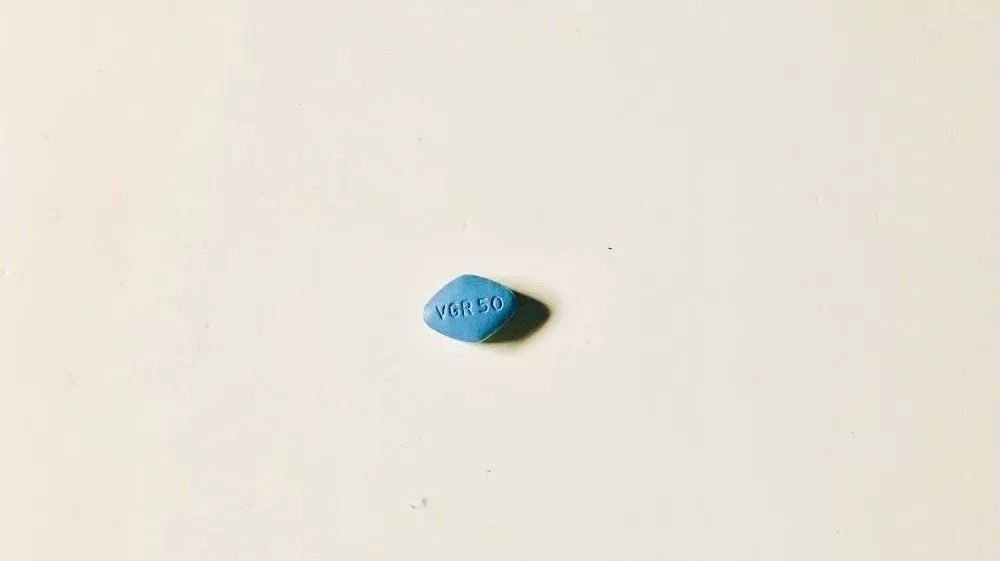 她是个女孩,吃了伟哥 10 年